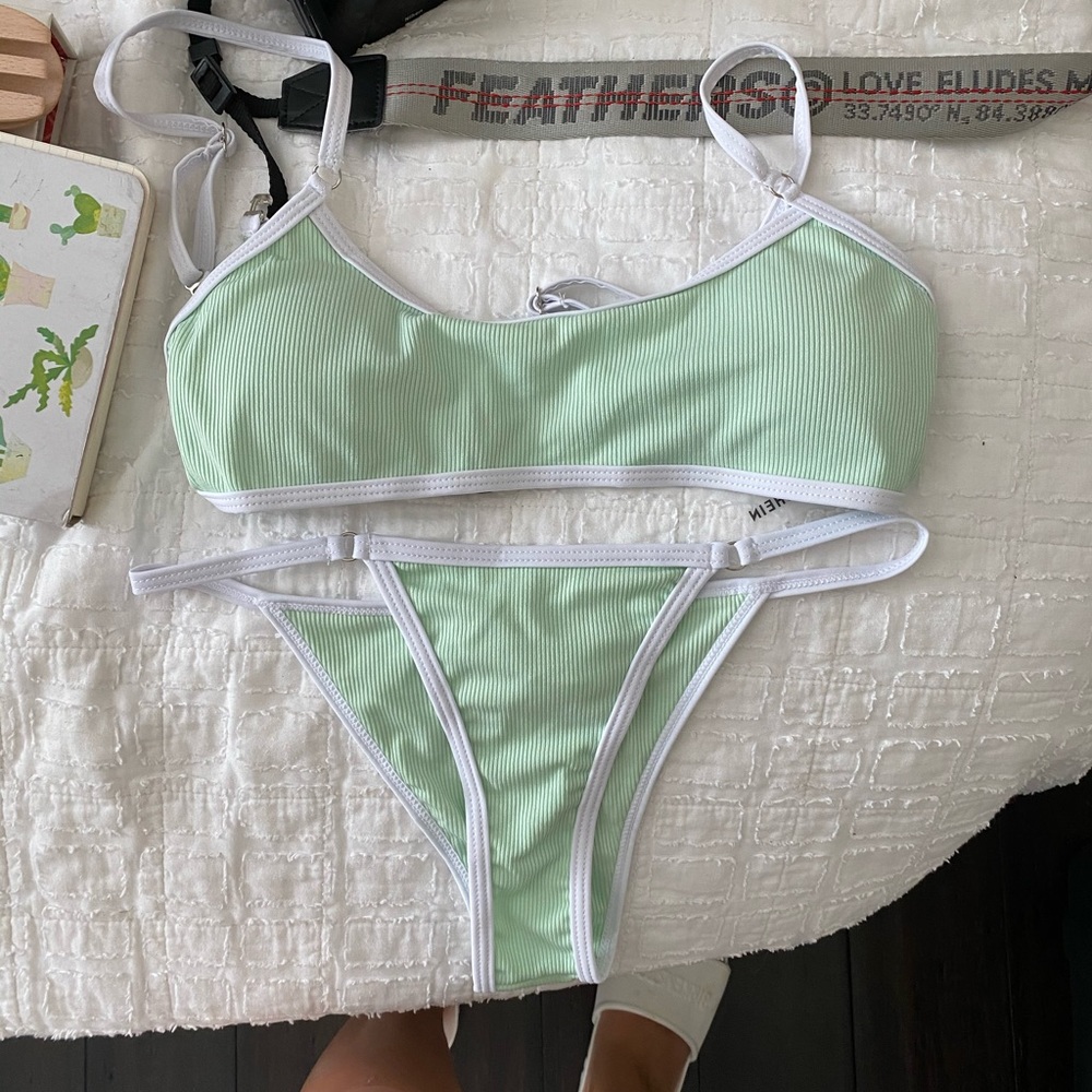 Such a cute bikini and never worn !